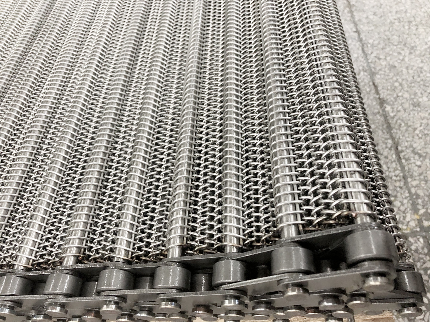 【不銹鋼網(wǎng)帶】運轉(zhuǎn)過程中會打滑嗎？